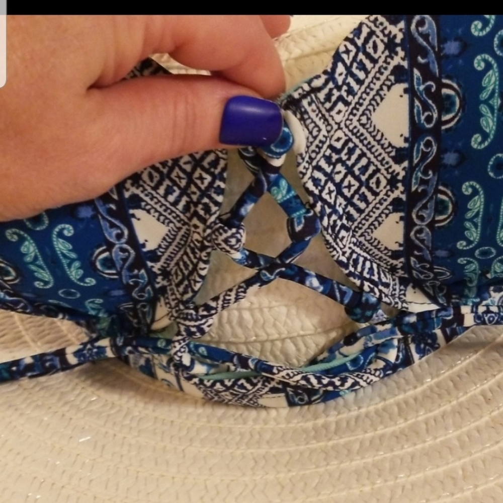 Bikini - Picture 2 of 6